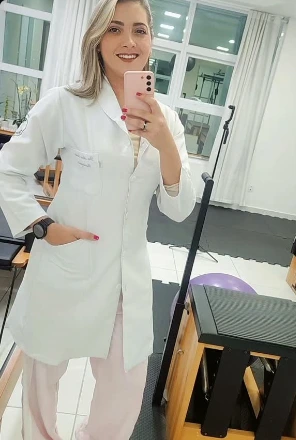 Dra. Aline Oliveira, fisioterapeuta, no estúdio de pilates
